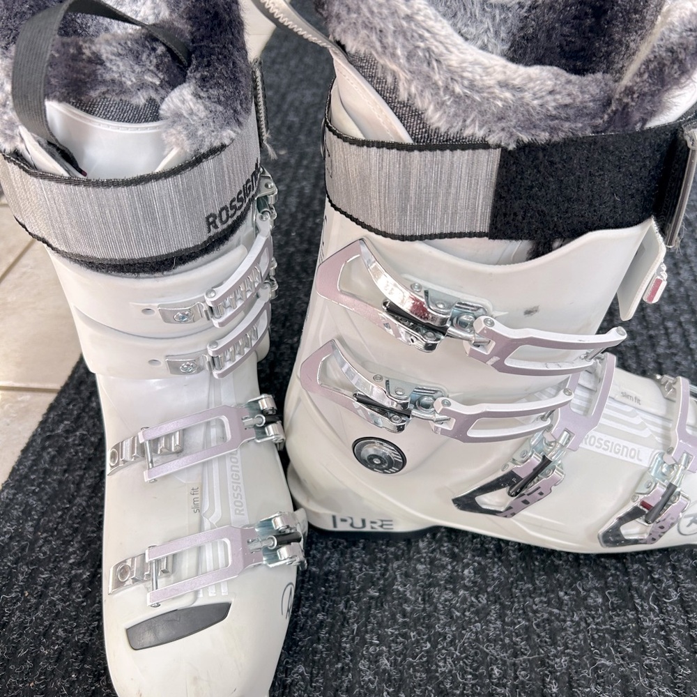 Women’s used Rossignol ski boots. Size 25.5